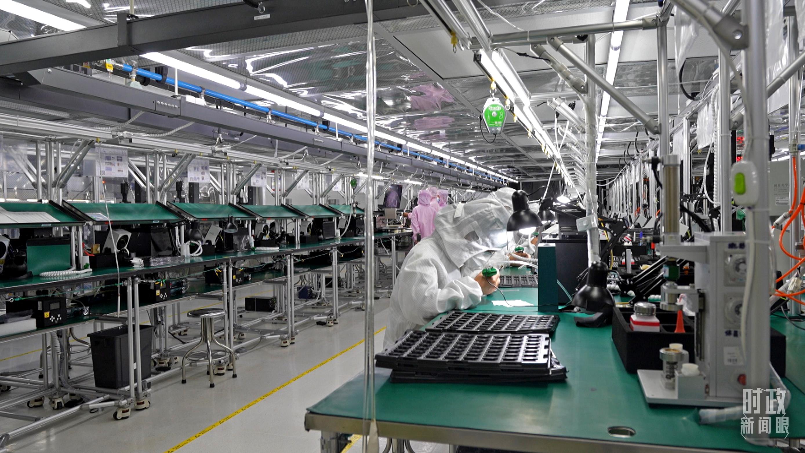△四川省宜賓市極米光電有限公司的無塵車間光機組裝線。（總臺央視記者范學禹拍攝）