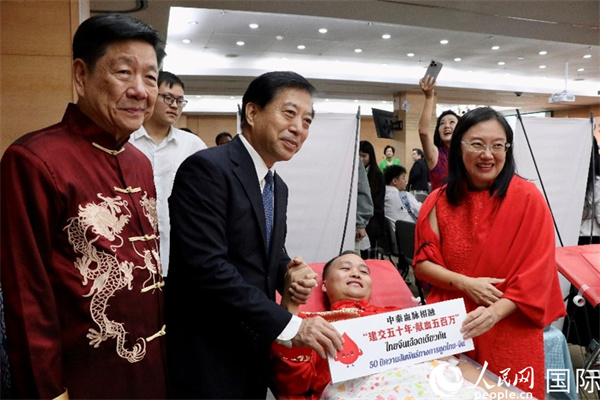 韓志強(qiáng)大使與獻(xiàn)血者代表合影。朱瀟逸攝
