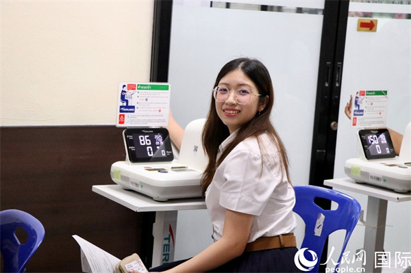 獻(xiàn)血者在獻(xiàn)血前進(jìn)行健康檢測。朱瀟逸攝