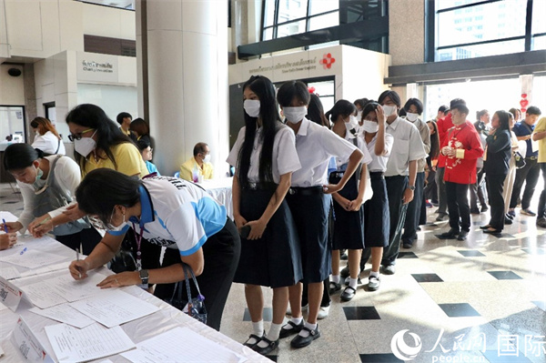 獻(xiàn)血者排隊(duì)填寫報(bào)名表。朱瀟逸攝
