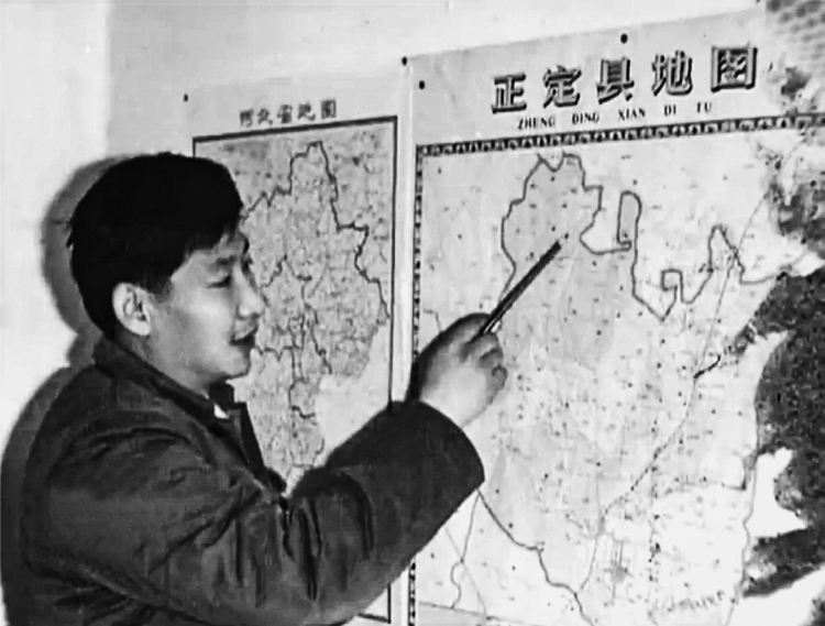 習(xí)近平在辦公室地圖前謀劃正定的發(fā)展。（圖源：《讓群眾過上好日子——習(xí)近平正定足跡》）