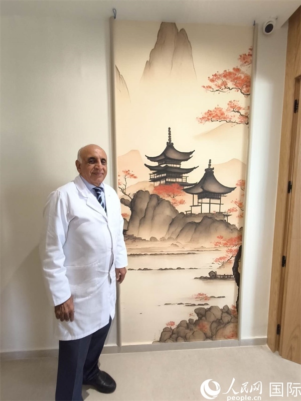 哈利勒的診所中國(guó)元素很濃。人民網(wǎng)記者 黃培昭攝