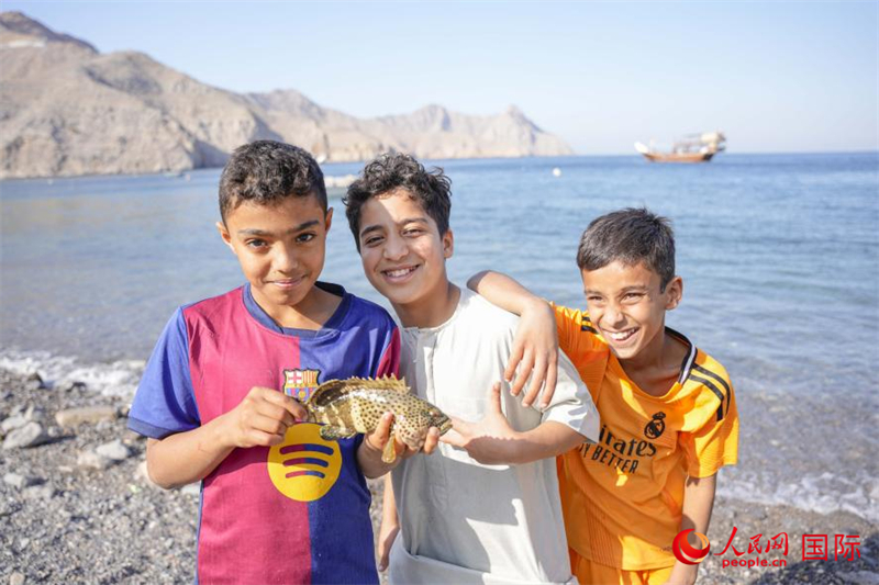 在海邊玩耍的孩子們。人民網(wǎng) 塔里克·易卜拉欣攝