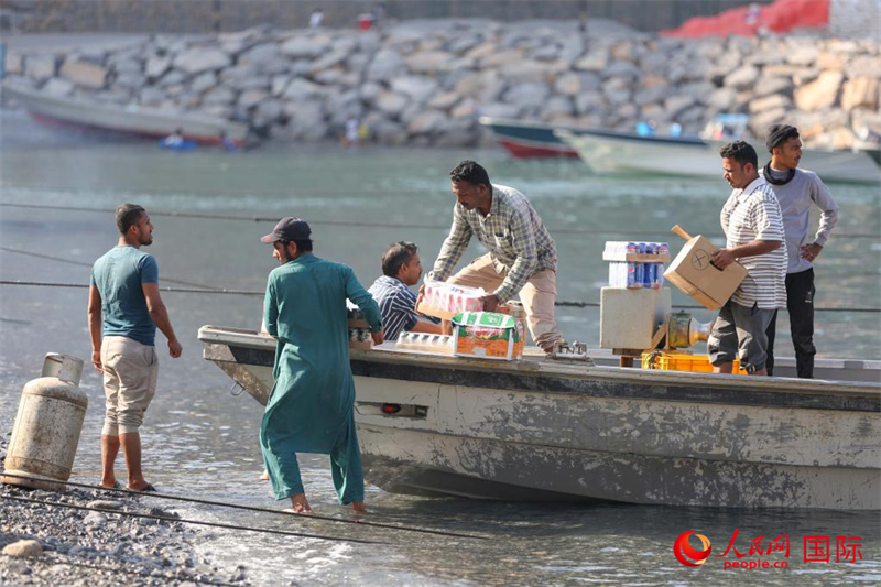 當(dāng)?shù)厝藗冊(cè)谶\(yùn)送生活物資。人民網(wǎng) 塔里克·易卜拉欣攝
