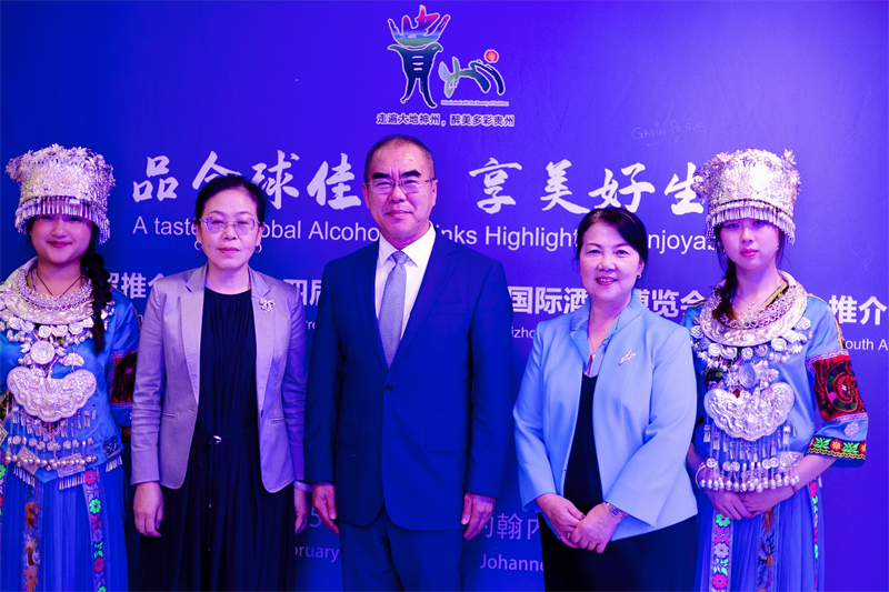 潘慶江總領(lǐng)事與王洪波秘書長(zhǎng)合影。（南非貴州商會(huì)供圖）