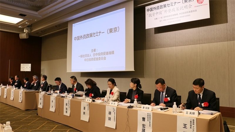 商務(wù)部和工業(yè)和信息化部相關(guān)司局負(fù)責(zé)人進(jìn)行政策說(shuō)明以及答疑解惑。人民網(wǎng) 許可攝