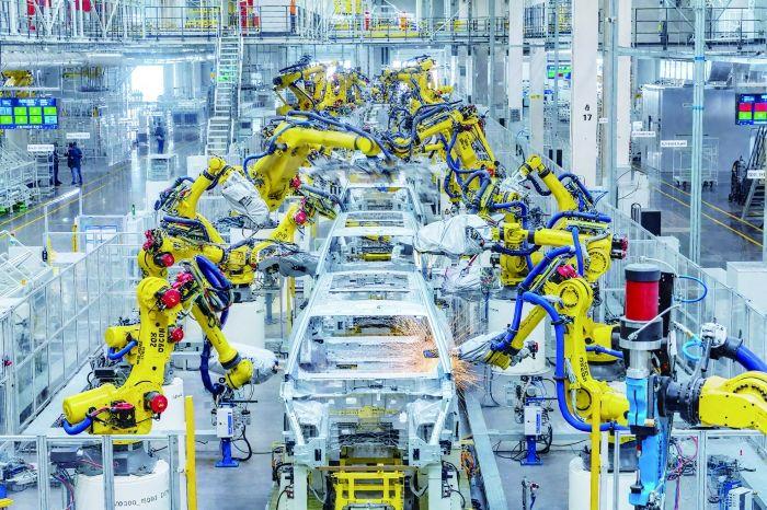 △重慶一家汽車(chē)工廠焊裝車(chē)間