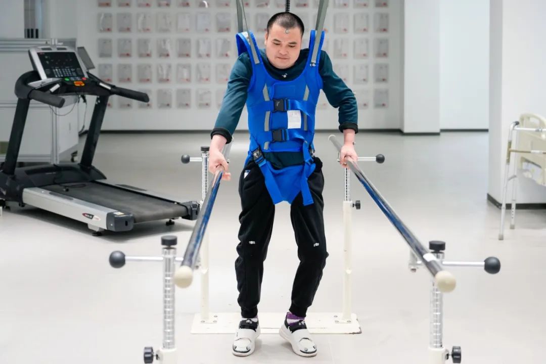 在術(shù)后第14天，患者依靠自身運(yùn)動(dòng)意圖行走。復(fù)旦大學(xué)供圖