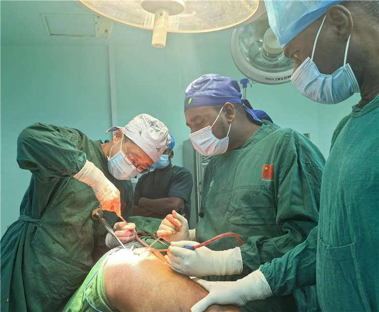 王磊醫(yī)師手術(shù)中。中國援桑醫(yī)療隊供圖
