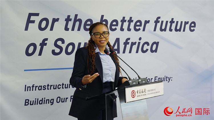 馬塞莫拉女士詳細(xì)介紹了南非政府在基礎(chǔ)設(shè)施建設(shè)方面的最新規(guī)劃和社會(huì)公益項(xiàng)目。人民網(wǎng) 劉暢攝