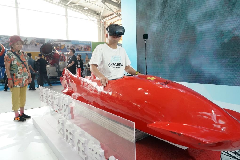 2023年9月15日，觀眾在2023國際冬季運動（北京）博覽會現(xiàn)場通過VR設(shè)備體驗雪車。新華社記者 任超 攝