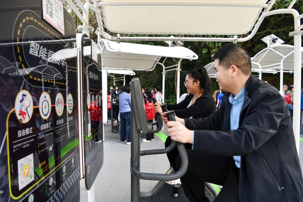 2024年1月20日，市民在蓮花山公園西區(qū)室外智能健身房參加競賽活動。當(dāng)日，深圳市室外智能健身競賽活動舉行。新華社記者 梁旭 攝