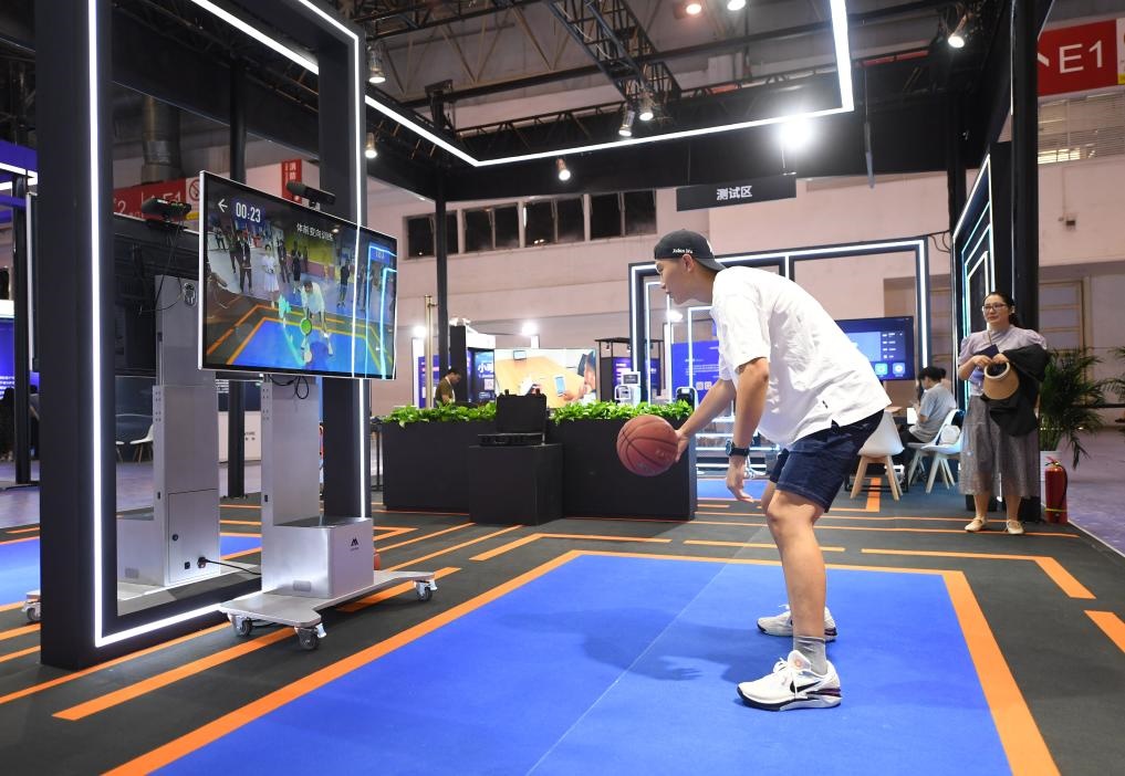 2023年8月25日，在HICOOL2023全球創(chuàng)業(yè)者峰會展覽展示區(qū)，觀眾體驗AI智慧體育運動系統(tǒng)。當(dāng)日，HICOOL2023全球創(chuàng)業(yè)者峰會在位于北京市順義區(qū)的中國國際展覽中心（新館）開幕。新華社記者 任超 攝