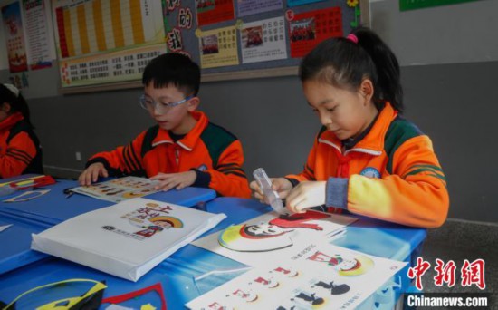 圖為學(xué)生參與“土族娃娃布貼畫”社教課。中新社記者 馬銘言 攝