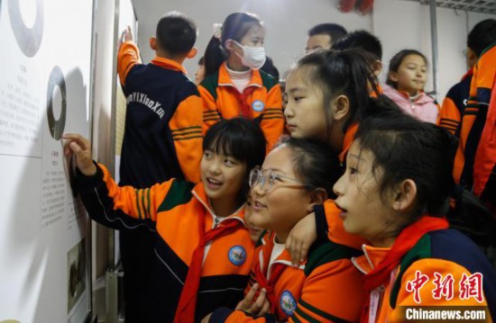 圖為學(xué)生參觀青海省博物館“1+3”主題流動(dòng)展覽，了解在青海喇家遺址出土的齊家文化 · 玉三璜聯(lián)璧。中新社記者 馬銘言 攝
