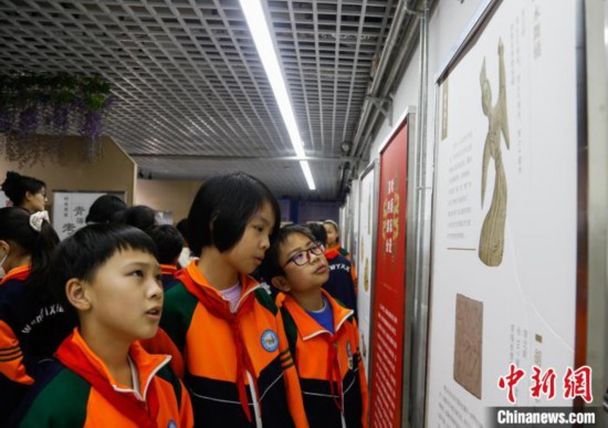 圖為學(xué)生參觀青海省博物館“1+3”主題流動(dòng)展覽，了解木舞俑。中新社記者 馬銘言 攝