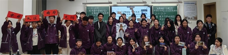 中南學(xué)生合影留念。