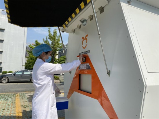 醫(yī)院接收無(wú)人機(jī)送來(lái)的醫(yī)療樣本。受訪者供圖