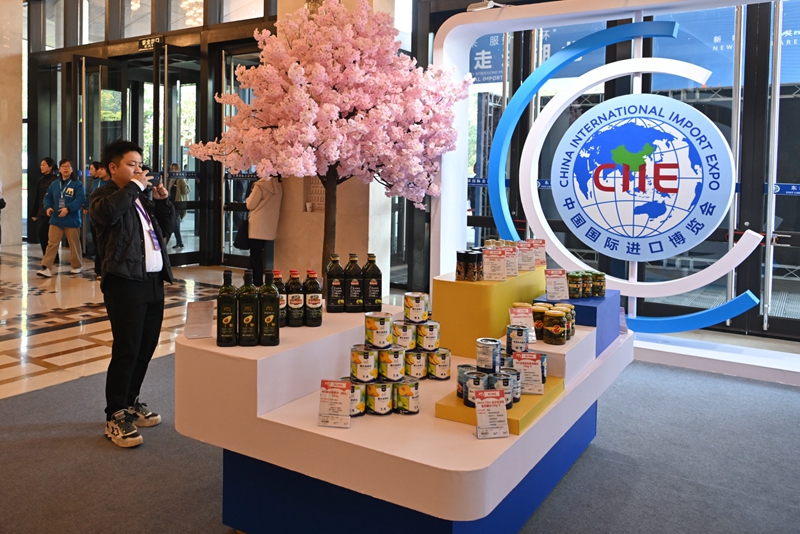 參會(huì)嘉賓在“進(jìn)博會(huì)走進(jìn)湖北”活動(dòng)主題推介會(huì)展區(qū)拍攝。人民網(wǎng)記者 翁奇羽攝