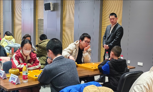 常昊觀戰(zhàn)年輕棋手們比賽。人民網(wǎng)記者 李乃妍攝