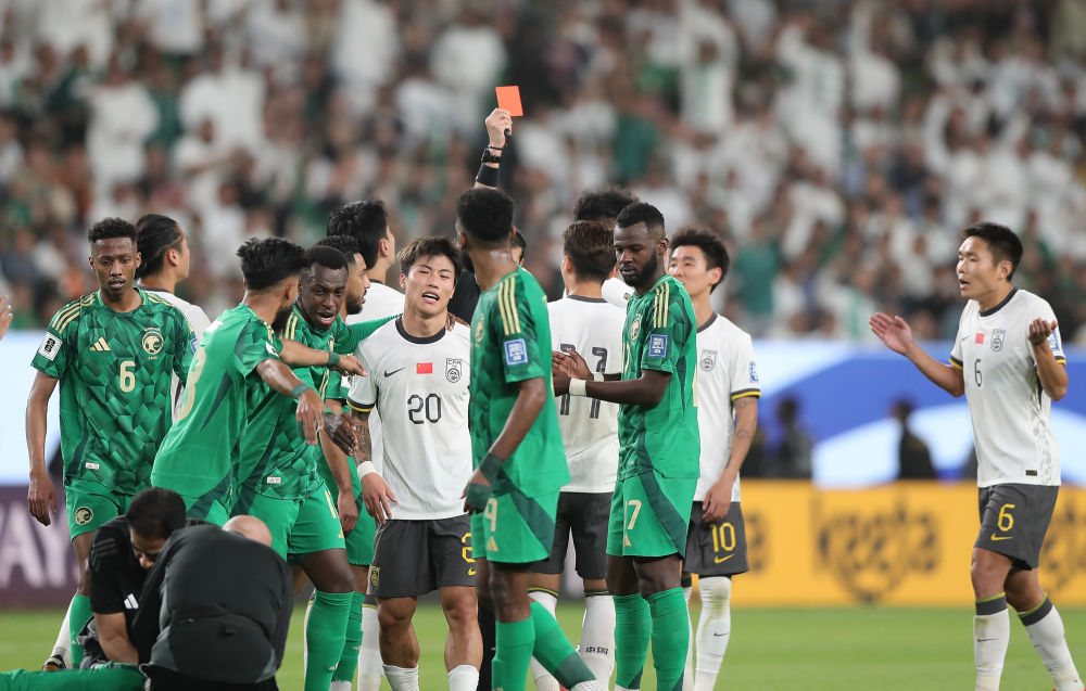 3月20日，主裁判向中國(guó)隊(duì)球員林良銘出示紅牌。新華社記者 王東震 攝