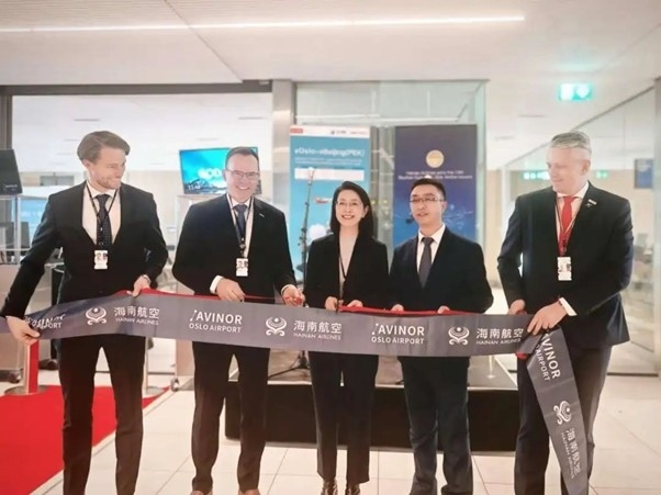 中國(guó)駐挪威大使侯悅（中）出席海航奧斯陸—北京直航開(kāi)航儀式。中國(guó)駐挪威大使館供圖