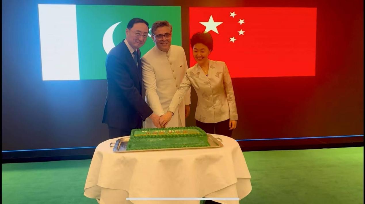 外交部副部長孫衛(wèi)東（左）、巴基斯坦駐華大使卡里爾·哈什米（中）、中聯(lián)部副部長孫海燕（右）共切蛋糕。巴基斯坦駐華大使館供圖