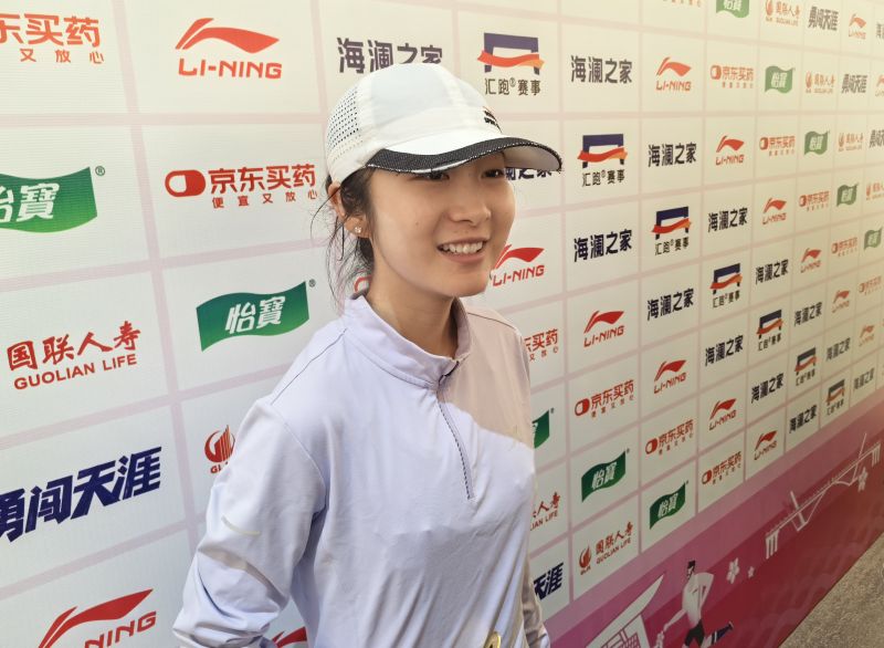 徐冰潔賽后接受采訪。 人民網(wǎng)記者 楊磊攝