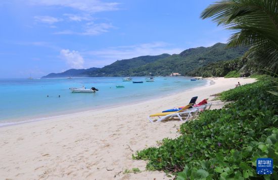 3月19日，游客在塞舌爾馬埃島海邊休閑。新華社記者 董江輝 攝