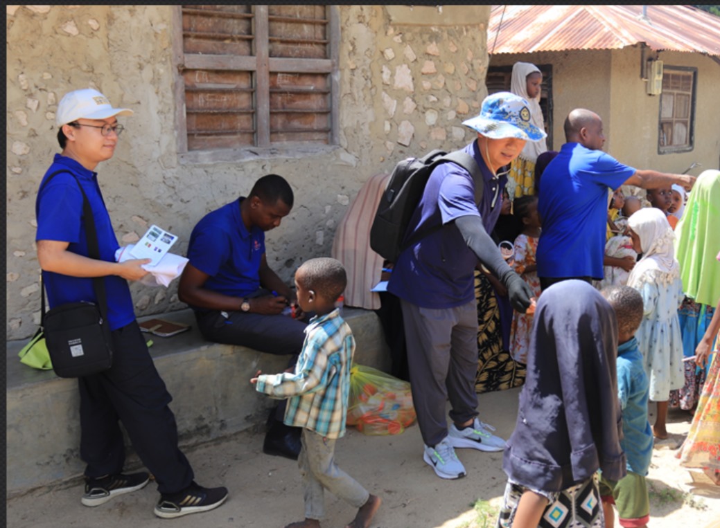 專家組向村民發(fā)放健康教育手冊和健康教育用品。專家組供圖