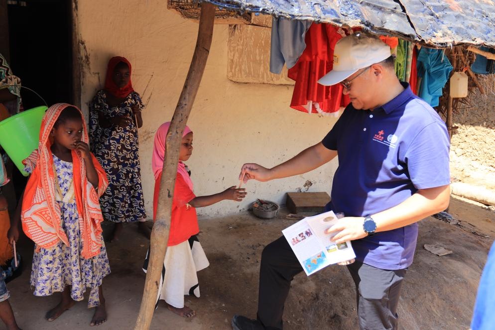 專家組向村民發(fā)放健康教育手冊和健康教育用品。專家組供圖