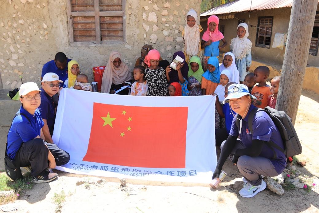 專家組與當(dāng)?shù)卮迕窈嫌?。專家組供圖