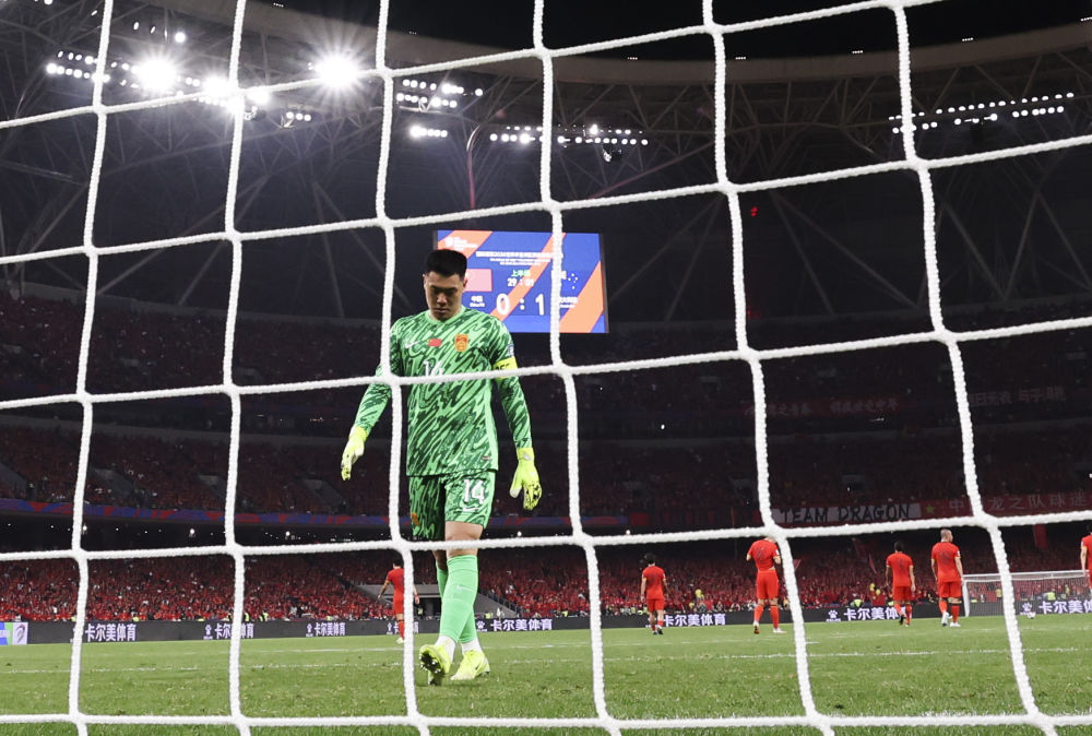 3月25日，中國隊守門員王大雷在球隊丟球后。新華社記者 曹燦 攝