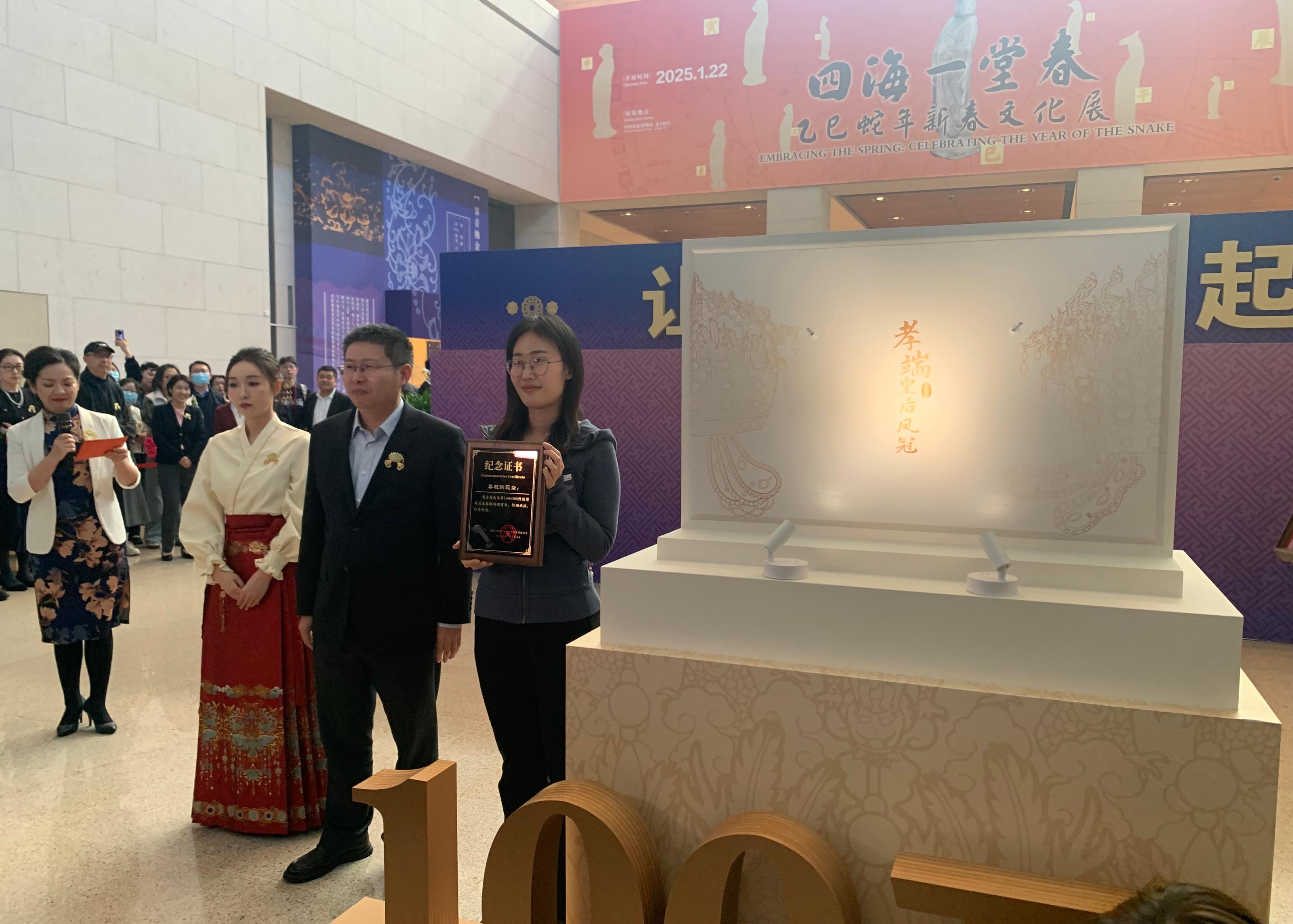 國博文創(chuàng)團(tuán)隊(duì)精心準(zhǔn)備了“紀(jì)念款鳳冠冰箱貼”和紀(jì)念證書贈(zèng)送給第100萬件鳳冠冰箱貼的購買者。人民網(wǎng)記者 劉穎穎攝