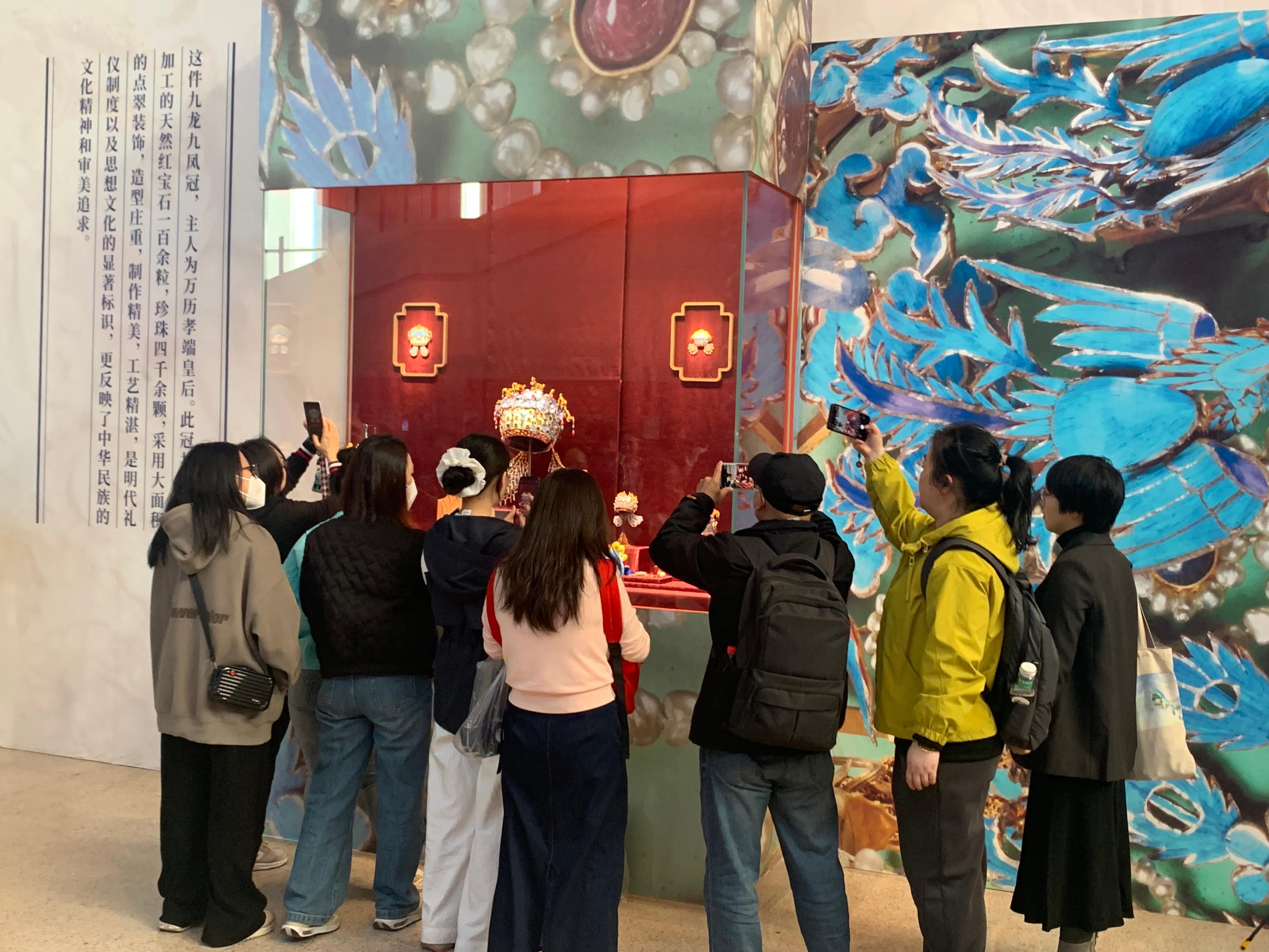 觀眾參觀國博鳳冠系列文創(chuàng)產(chǎn)品。人民網(wǎng)記者 劉穎穎攝