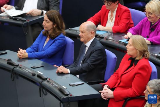 3月25日，在德國(guó)柏林，朔爾茨（中）出席新一屆德國(guó)聯(lián)邦議院首次全體會(huì)議。新華社記者 杜哲宇 攝