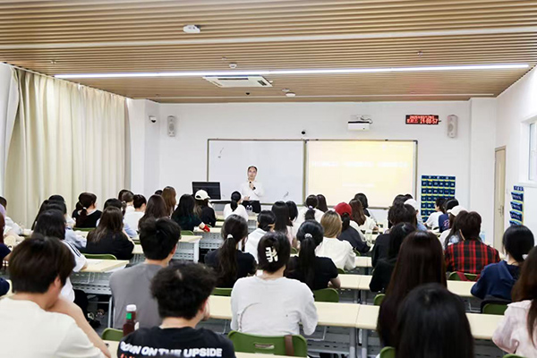 深圳職業(yè)技術(shù)大學(xué)黨委副書記、校長許建領(lǐng)為學(xué)生授課。學(xué)校供圖
