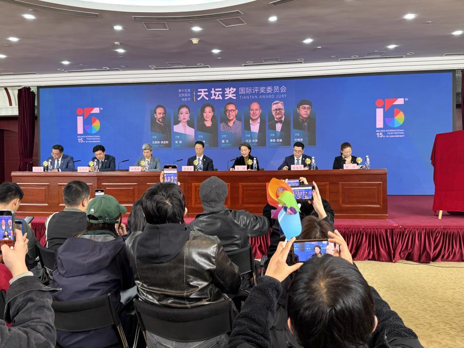 發(fā)布會(huì)現(xiàn)場(chǎng)公布本屆天壇獎(jiǎng)國(guó)際評(píng)委會(huì)陣容。人民網(wǎng)記者 劉微攝