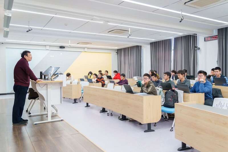 北航面向全校本科生開設(shè)《人工智能導(dǎo)論》通識(shí)必修課。校方供圖