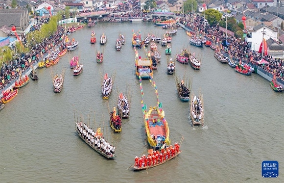 ?4月4日，選手在參加茅山會(huì)船盛會(huì)（ 無(wú)人機(jī)照片）。?新華社發(fā)（顧繼紅 攝）