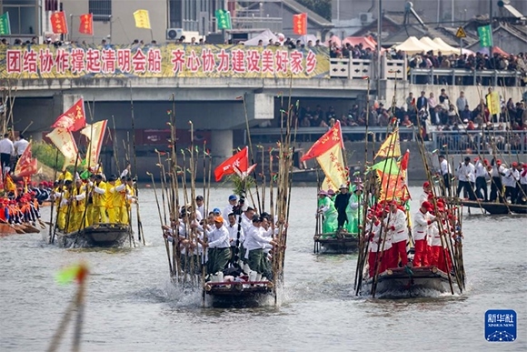 ?4月4日，選手在參加茅山會(huì)船盛會(huì)。新華社發(fā)（湯德宏 攝）