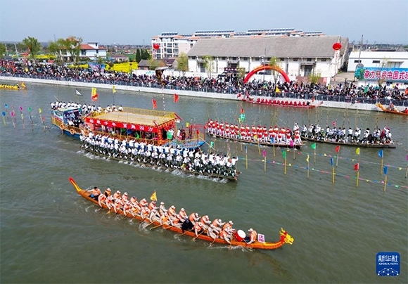 4月4日， 選手在參加茅山會(huì)船盛會(huì)（無(wú)人機(jī)照片）。新華社發(fā)（顧繼紅 攝）