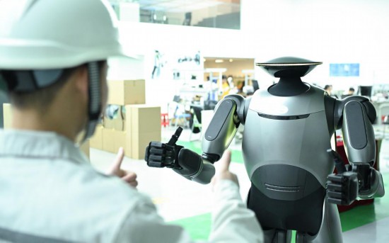 在廣汽研究院，人形機(jī)器人團(tuán)隊(duì)的周仁義在演示GoMate機(jī)器人互動(dòng)功能（新華社記者 鄧華 攝）