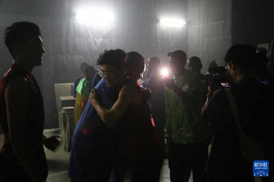 4月10日，在塞內(nèi)加爾首都達(dá)喀爾的國家大劇院，中央音樂學(xué)院進(jìn)擊打擊樂團(tuán)成員與塞內(nèi)加爾杜杜·恩迪亞耶·羅斯打擊樂團(tuán)成員在演出后臺擁抱。新華社記者 司源 攝