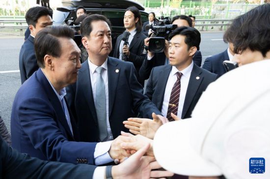 4月11日，韓國前總統(tǒng)尹錫悅（左一）在離開首爾漢南洞官邸時(shí)與支持者握手。新華社發(fā)（全休相攝）
