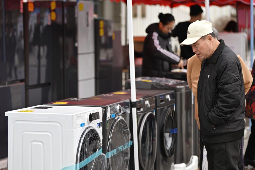 3月28日，天津市北辰區(qū)舉行2025年消費(fèi)品以舊換新惠民服務(wù)活動(dòng)，吸引眾多市民前來(lái)選購(gòu)。新華社記者 李然 攝