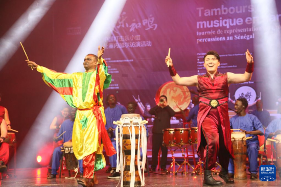 4月10日，在塞內(nèi)加爾首都達(dá)喀爾的國家大劇院，中央音樂學(xué)院進(jìn)擊打擊樂團(tuán)與塞內(nèi)加爾杜杜·恩迪亞耶·羅斯打擊樂團(tuán)同臺演出。新華社記者 司源 攝