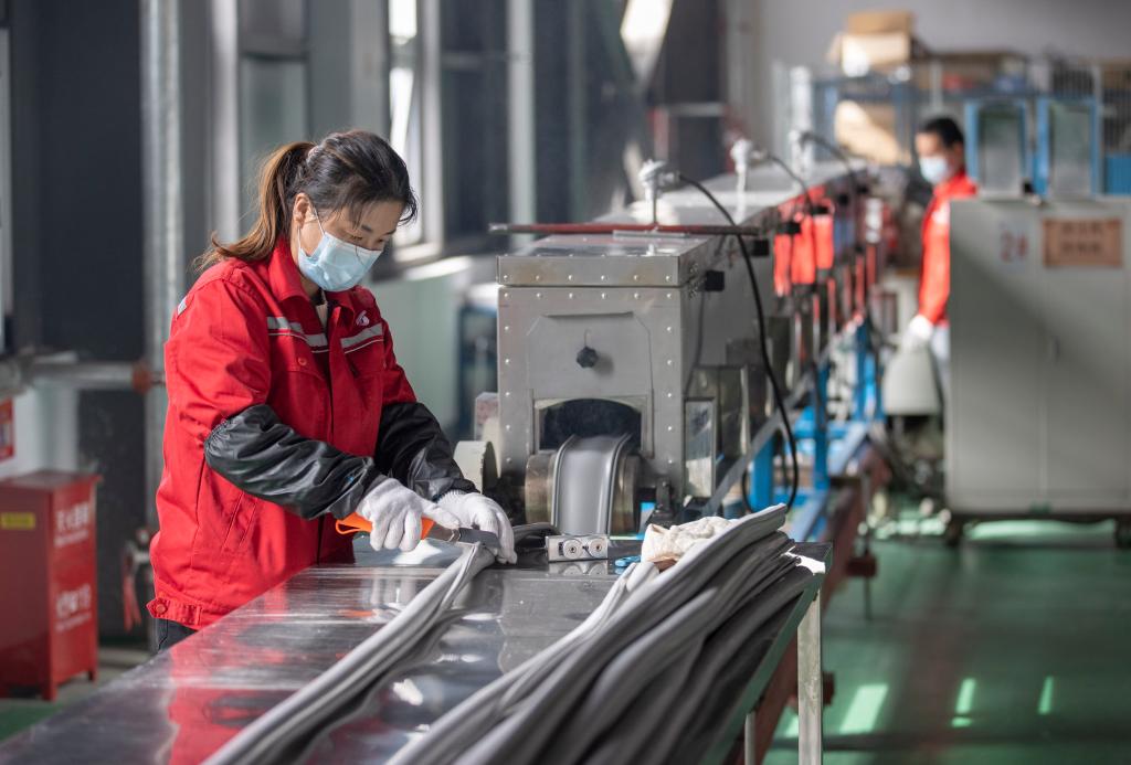 3月27日，在位于寧夏賀蘭工業(yè)園區(qū)的湯姆森電氣有限公司生產(chǎn)車間內(nèi)，工作人員制作硅膠絕緣護(hù)套。新華社記者 楊植森 攝