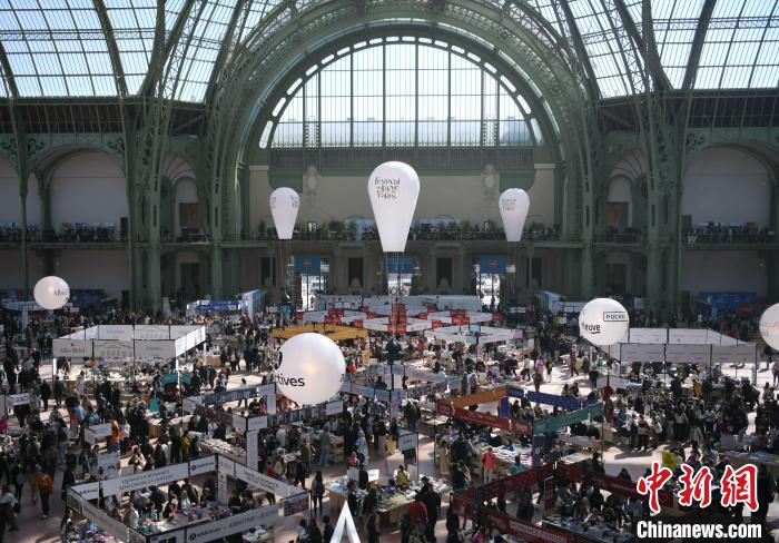 當?shù)貢r間4月11日，2025年巴黎圖書節(jié)在巴黎大皇宮揭幕。圖為巴黎大皇宮的圖書節(jié)現(xiàn)場。中新社記者 李洋 攝