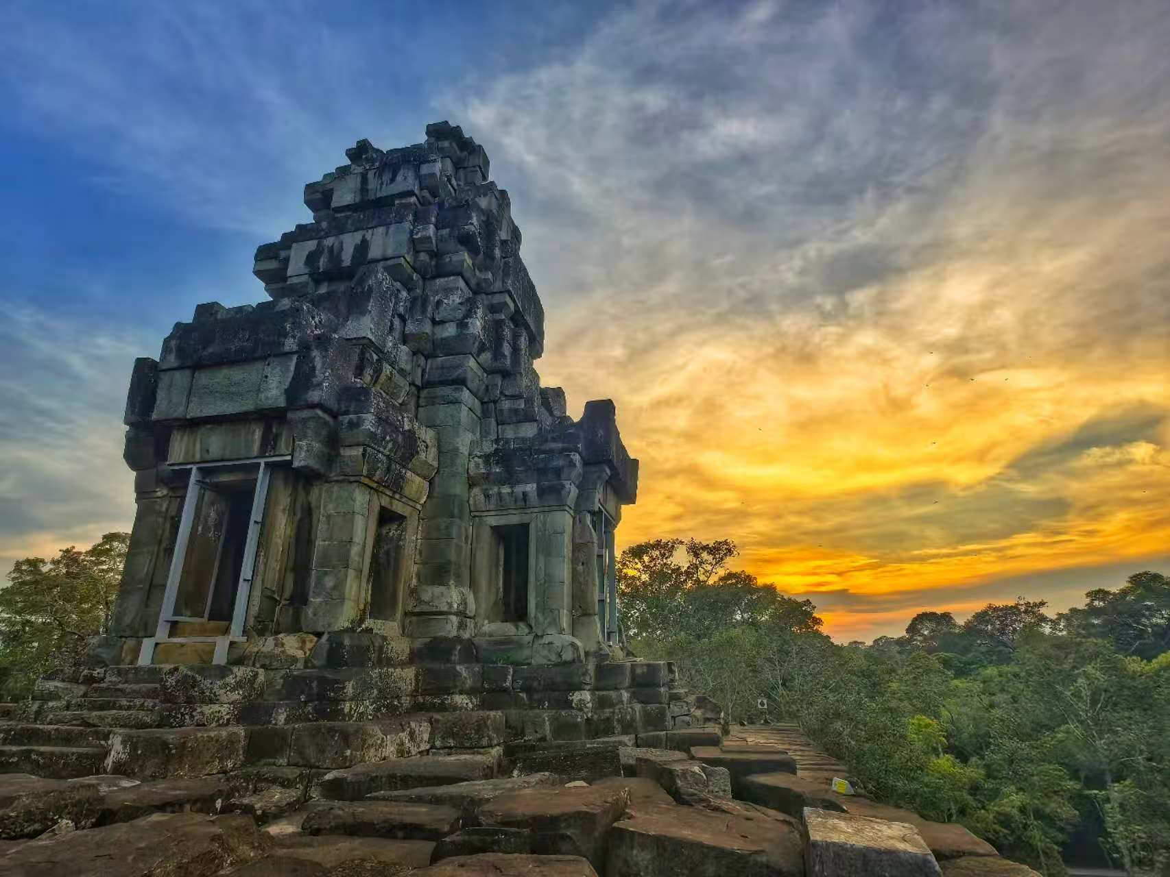 由中國(guó)專(zhuān)家修復(fù)的茶膠寺最高處的砂巖塔。（人民日?qǐng)?bào)記者強(qiáng)薇 攝）